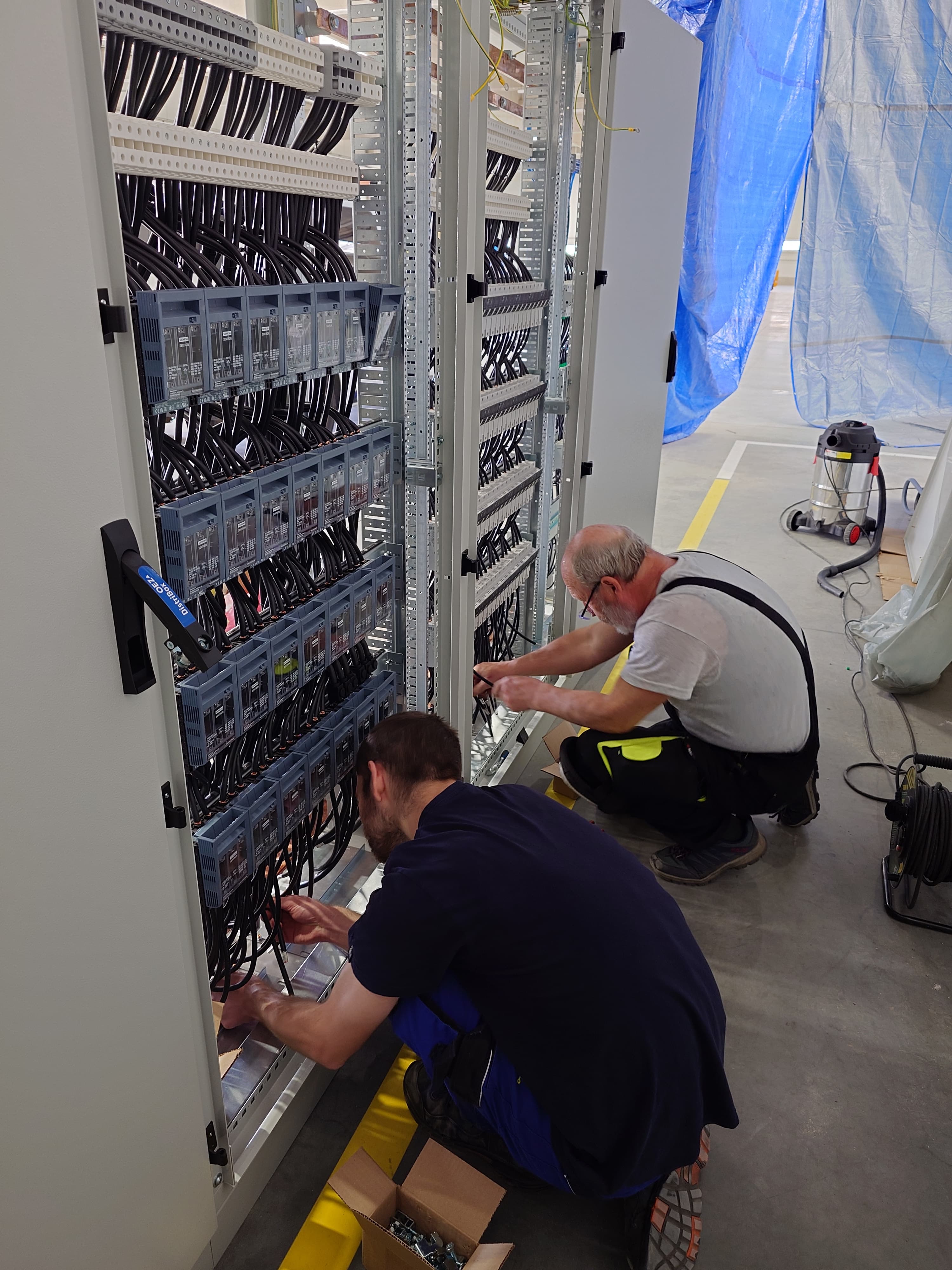 Tým CPW při práci na elektro rozváděči