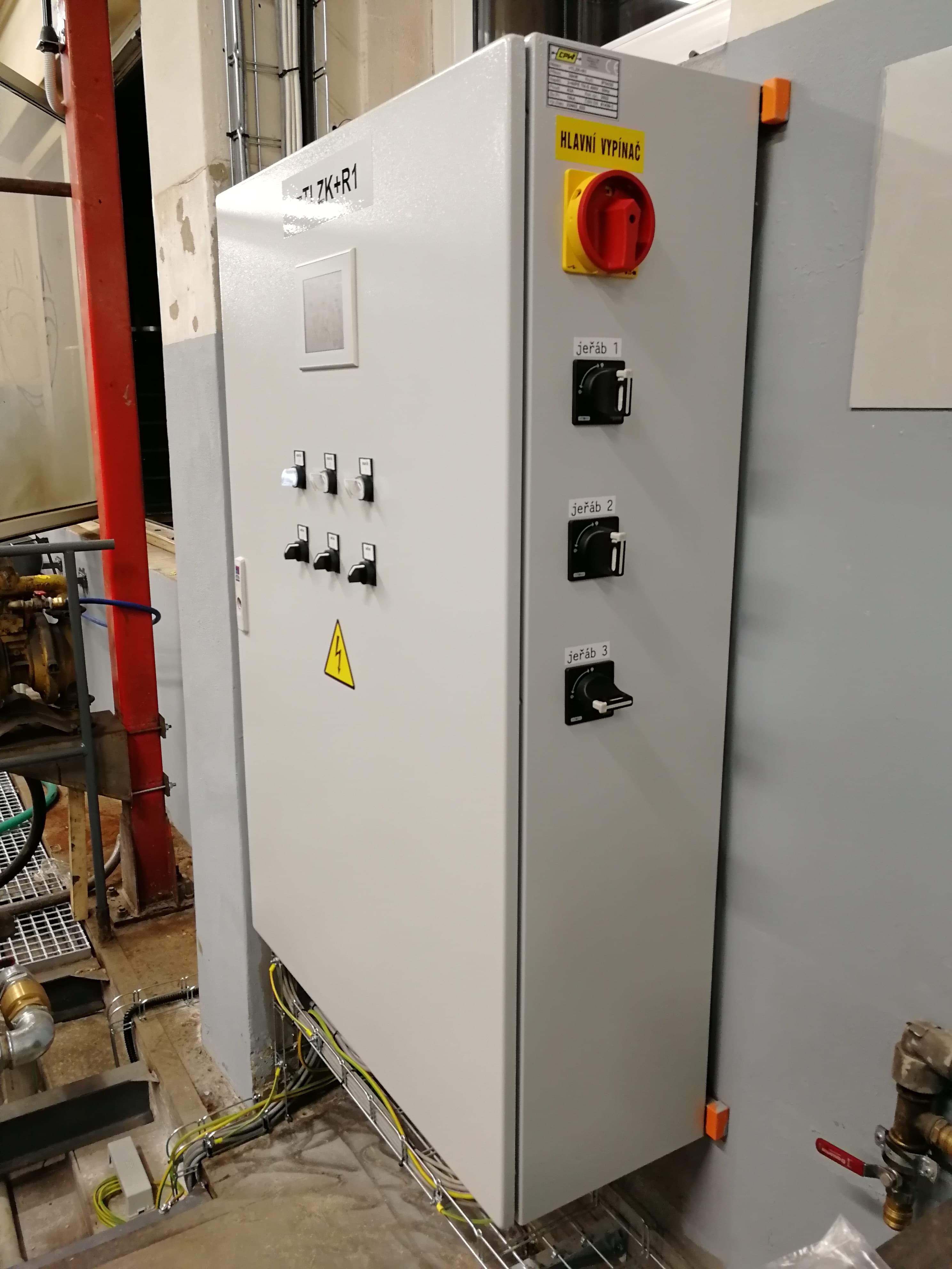 Předělaný průmyslový rozvaděč s kompletním elektromontážním vybavením